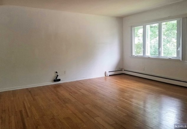 15 Alice Pl, Bergenfield, NJ 07621-2600