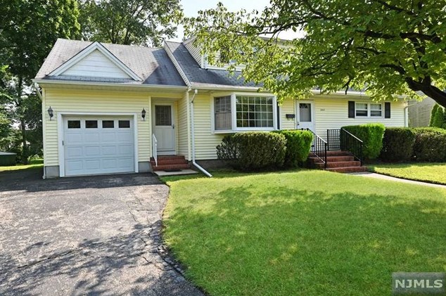 552 Beech Ln, Paramus, NJ 07652-1846