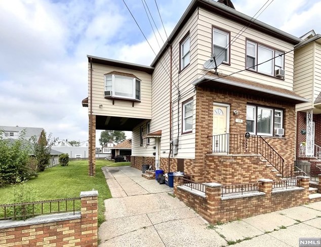 89 Market St, Outwater, NJ 07026