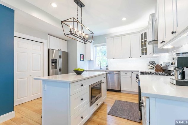 12 Courier Pl, Rutherford NJ  07070-1102 exterior