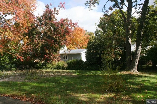 592 Knickerbocker Rd, Cresskill, NJ 07626