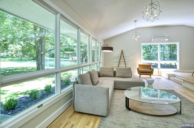 5 Deerfield Ln, Upper Saddle River, NJ 07458