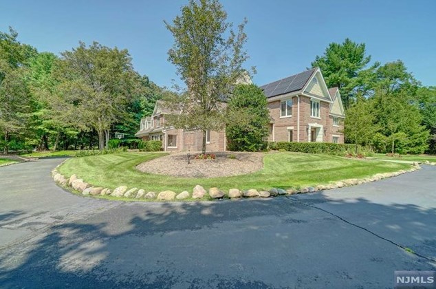 1 Toboggan Ridge Rd, Upper Saddle River, NJ 07458