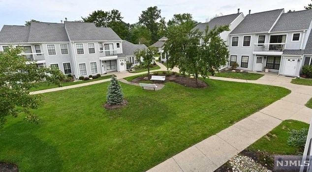 39 Krinsky Ct, Mahwah, NJ 07430