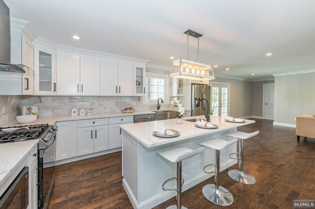 121 Baker Ave, Bergenfield NJ  07621-3322 exterior