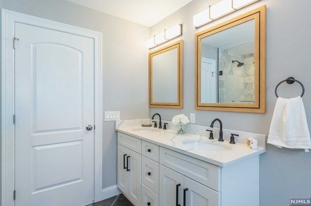 121 Baker Ave, Bergenfield NJ  07621-3322 exterior