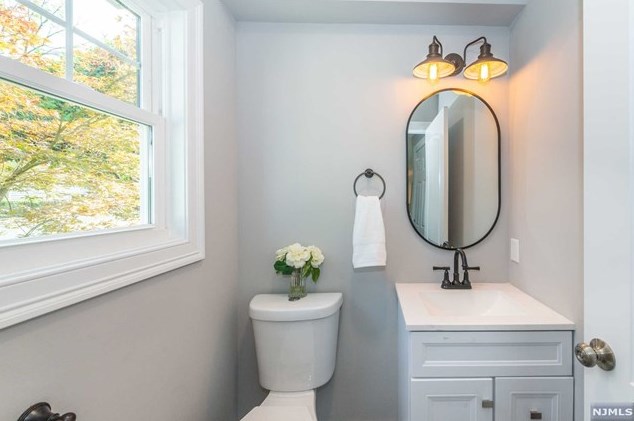 121 Baker Ave, Bergenfield NJ  07621-3322 exterior