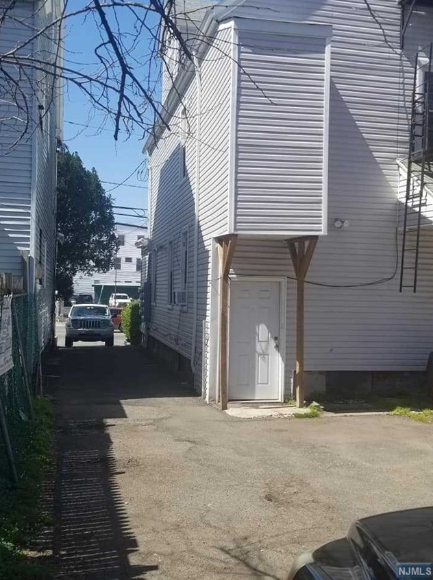 623 Madison Ave, Paterson NJ  07514-2819 exterior