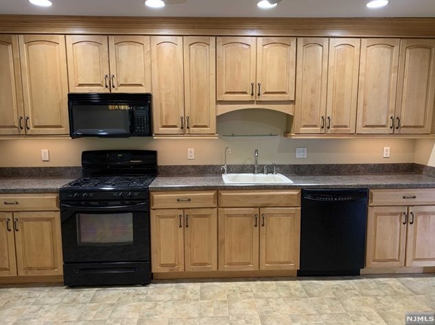 6 Gerard Ct, Park Ridge NJ  07656-2008 exterior