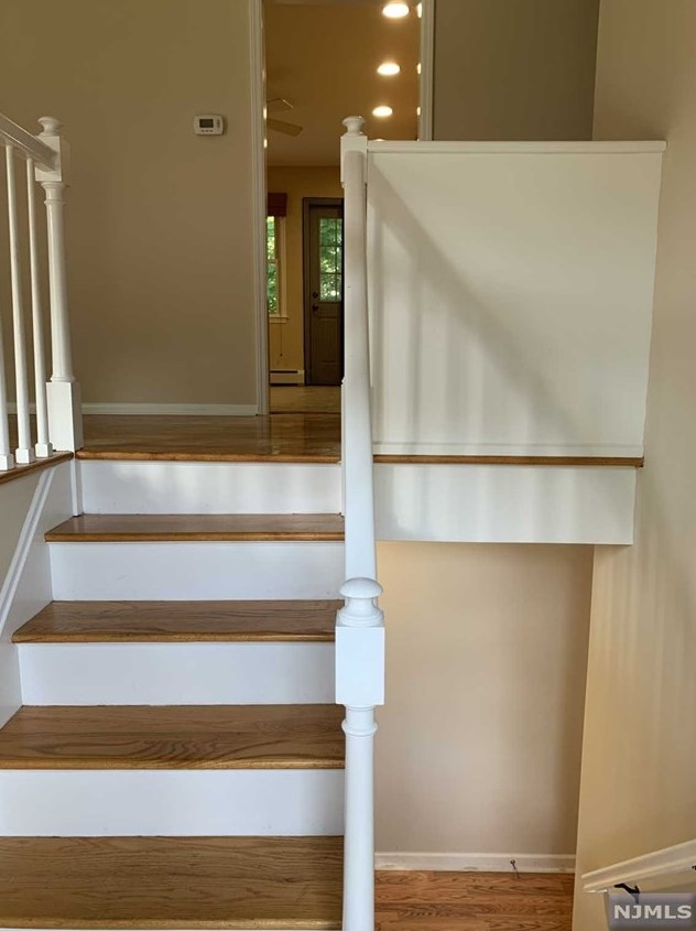 6 Gerard Ct, Park Ridge NJ  07656-2008 exterior