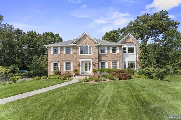 304 Locust Ct, Franklin Lakes, NJ 07417