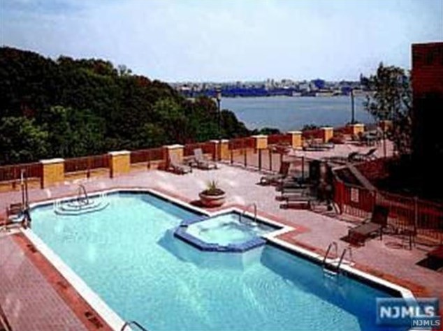 100 Old Palisade Rd, West Fort Lee NJ  07024-7064 exterior