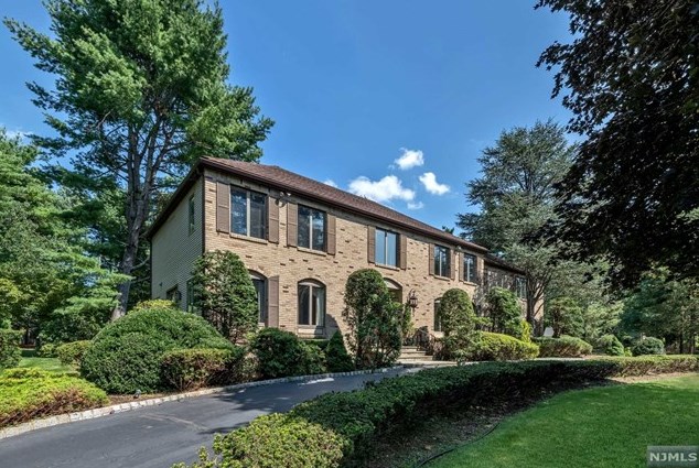 626 White Pine Rd, Franklin Lakes, NJ 07417