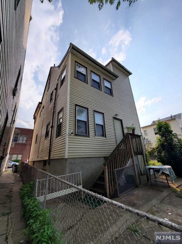 9 Courtland St, Paterson, NJ 07503