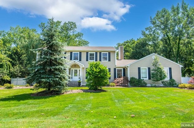19 Blueberry Ct, Mahwah, NJ 07430