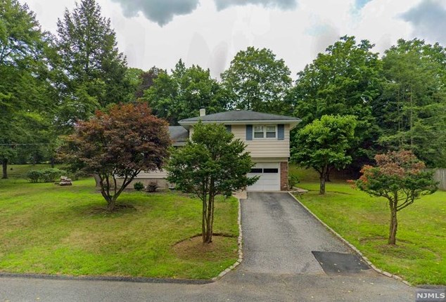 25 Windsor Ct, Norwood, NJ 07648-1607