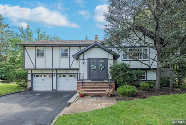 10 Stone Ridge Ln, Ho Ho Kus, NJ 07423