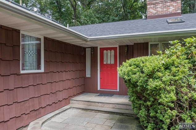 31 Sleepy Hollow Rd, Upper Saddle River, NJ 07458