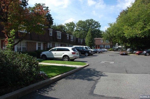 360 Knickerbocker Rd #11, Dumont, NJ 07628
