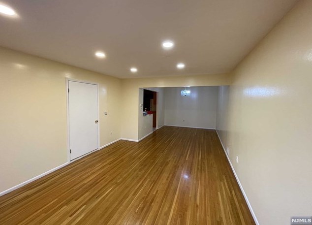 304 6th St #1, East Newark, NJ 07029