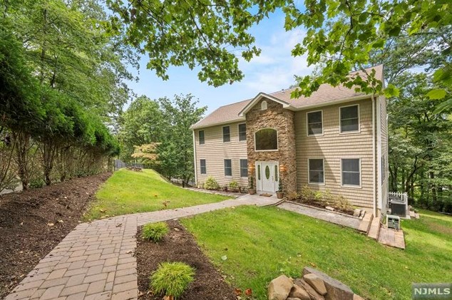 63 Grandview Pl, West Caldwell, NJ 07006-4708