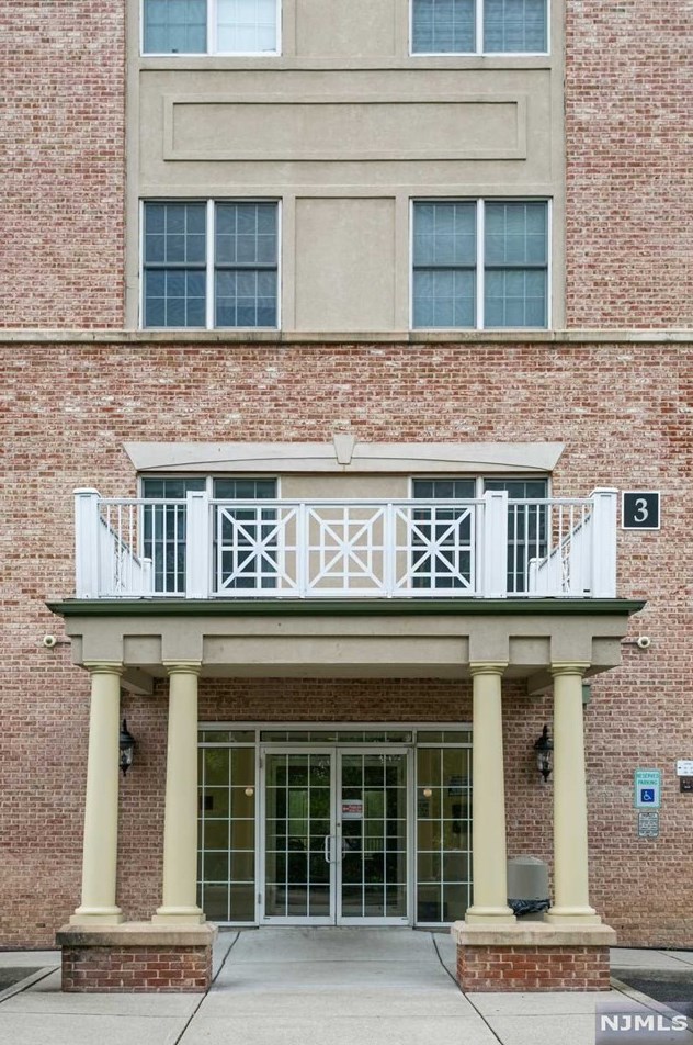 3211 Windsor Park Ct, Englewood, NJ 07631-4982