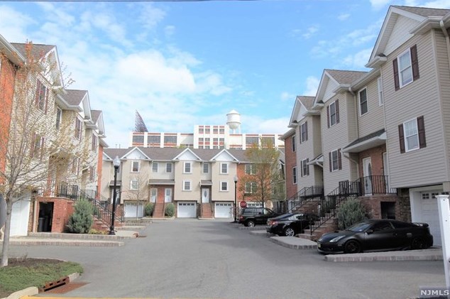 6 Doris Ln, Wallington, NJ 07057