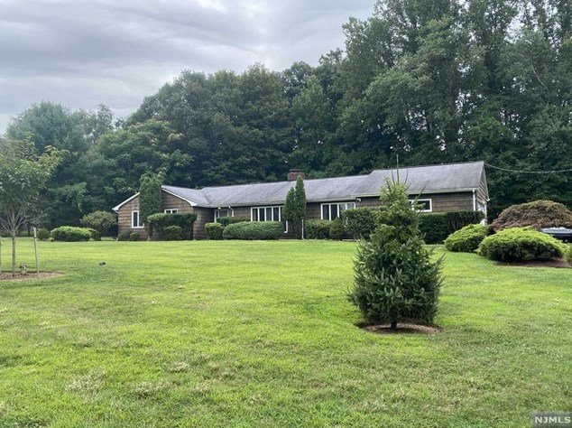 24 Drake Ln, Upper Saddle River, NJ 07458