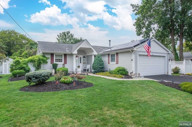 86 Pine Dr, Emerson, NJ 07630-1912