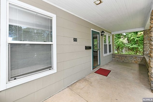 211 Godwin Ave, Wyckoff, NJ 07481