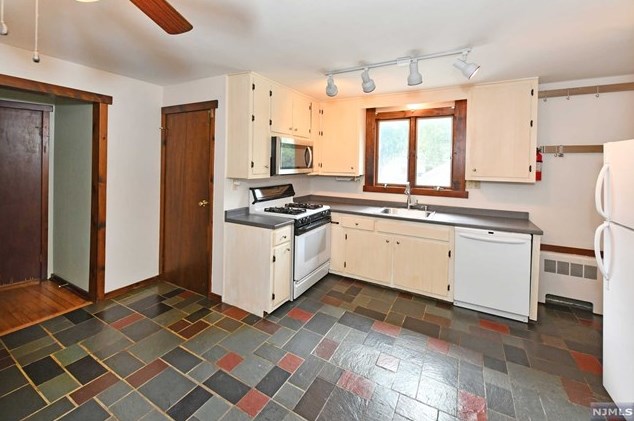 211 Godwin Ave, Wyckoff NJ  07481-2019 exterior