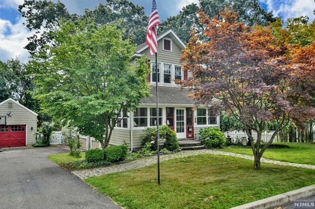 33 Summit Ave, Midland Pk, NJ 07432-1310