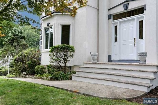 10 Giletta Ct, Closter, NJ 07624