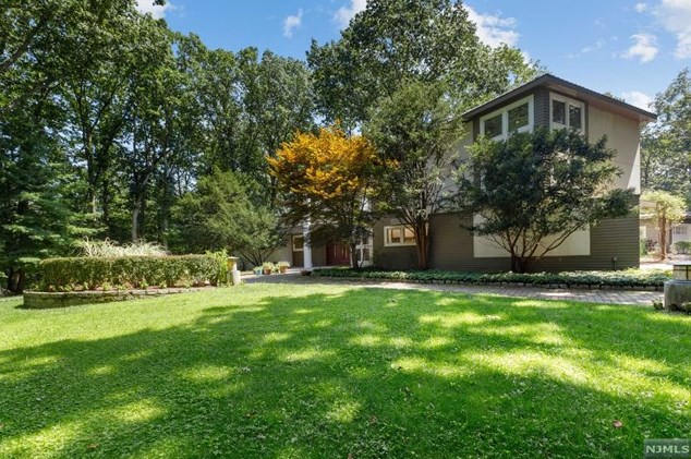 208 Terrace Rd, Franklin Lakes, NJ 07417