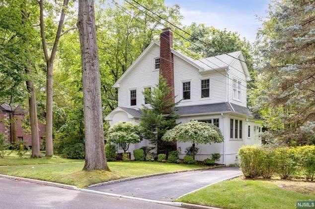 528 Sunderland Rd, Teaneck, NJ 07666