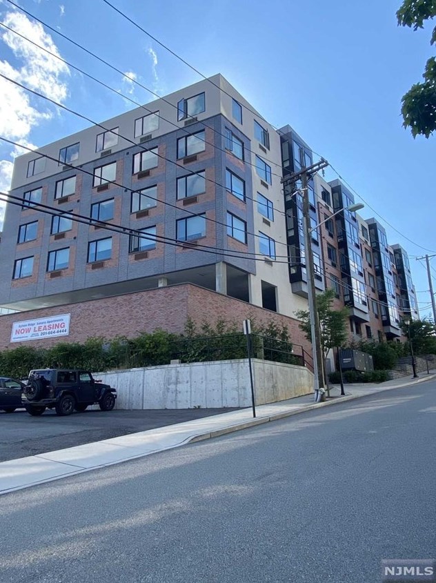 2150 N Central Rd #402, West Fort Lee, NJ 07024