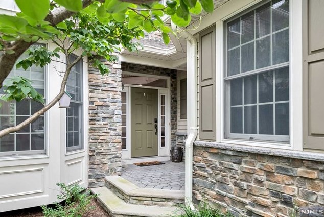 36 Schindler Ct, Upper Saddle River, NJ 07458