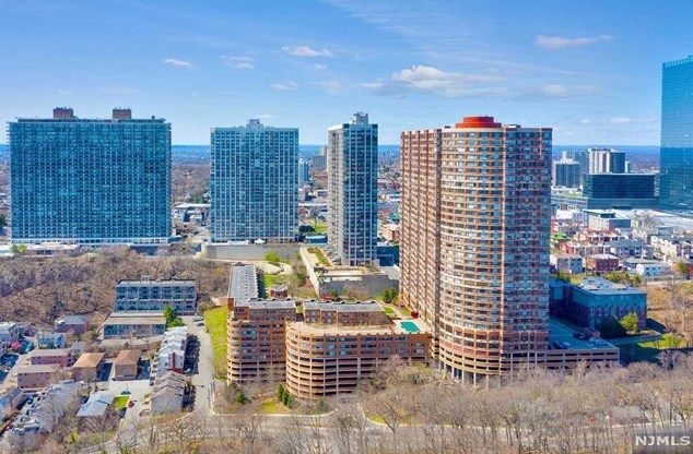 100 Old Palisade Rd, West Fort Lee NJ  07024-7064 exterior