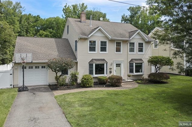 189 Crest Dr, Paramus, NJ 07652-5209