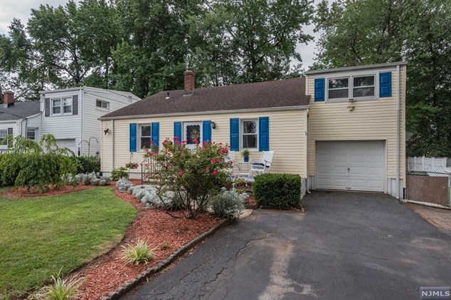 28 New Jersey Ave, Bergenfield, NJ 07621-1325