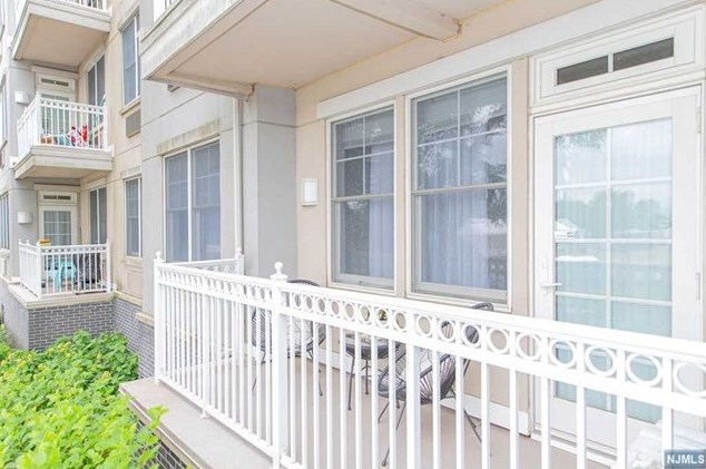 15 Enterprise Ct, Jersey City NJ  07305-6404 exterior