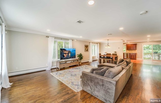 13 Skymark Ct, Upper Saddle River, NJ 07458