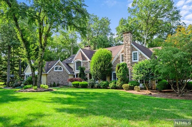 30 Oak Dr, Upper Saddle River, NJ 07458