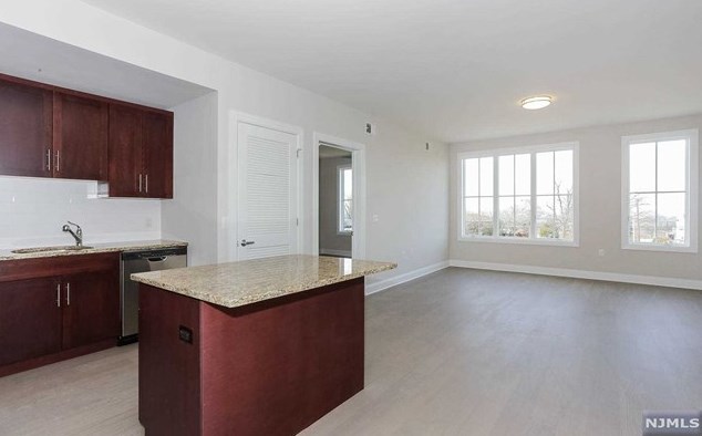 555 10th St #204, Palisades Park, NJ 07650