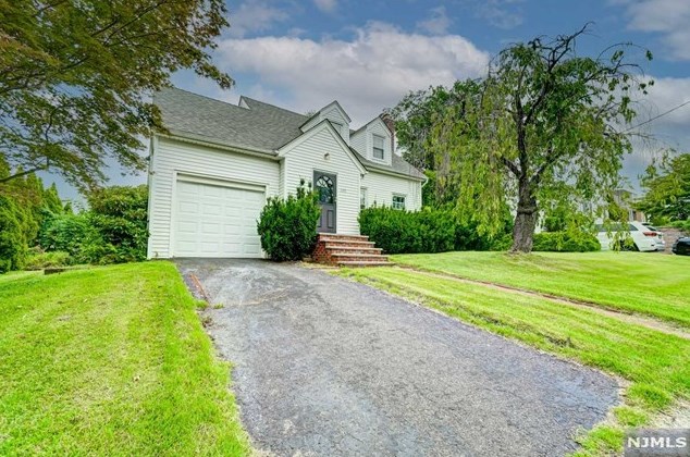 135 Paterson Ave, Hasbrouck Heights, NJ 07604
