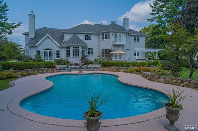 8 Meadowbrook Rd, Upper Saddle River, NJ 07458