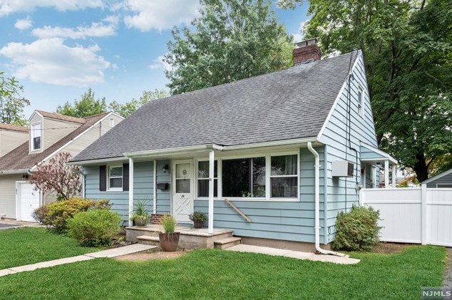 38 Day Ave, Bergenfield, NJ 07621-1406