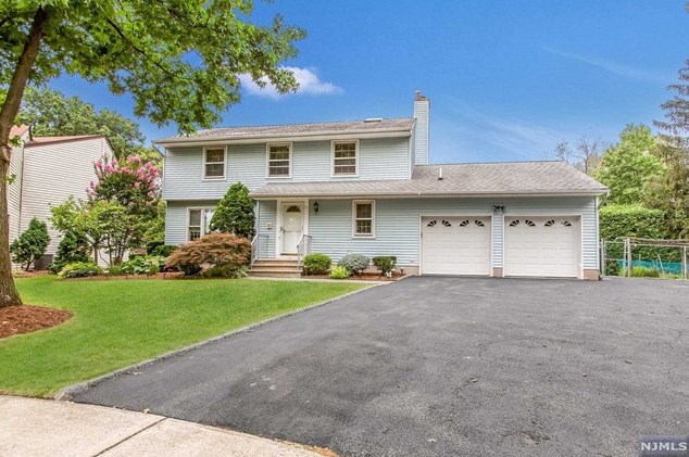 71 Swan Ct, Paramus, NJ 07652-2633