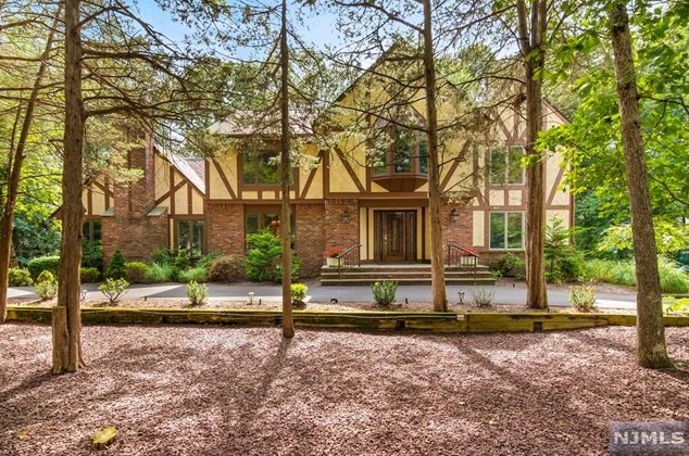981 Briarwoods Rd, Franklin Lakes, NJ 07417