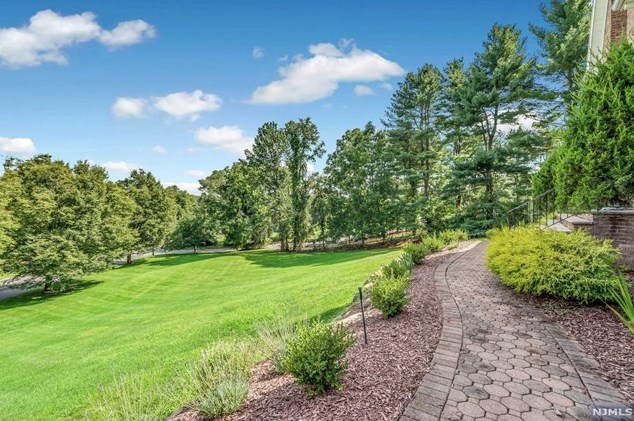 39 Carlough Rd, Upper Saddle River, NJ 07458